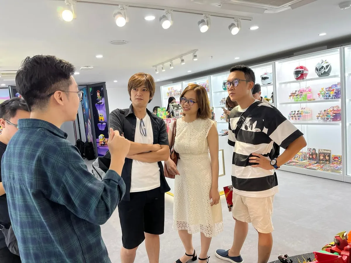 Đàm Lương tham gia phiên dịch trong một buổi phỏng vấn